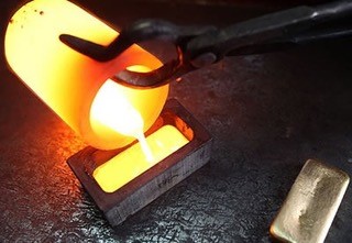 FUSIONE : PER ELIMINARE I MATERIALI NON METALLICI INIZIA IL PROCESSO DI FUSIONE